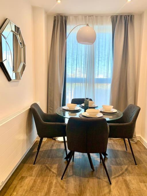 A Stylish Two Bedroom Modern Apartment With Parking Barking  Exterior foto